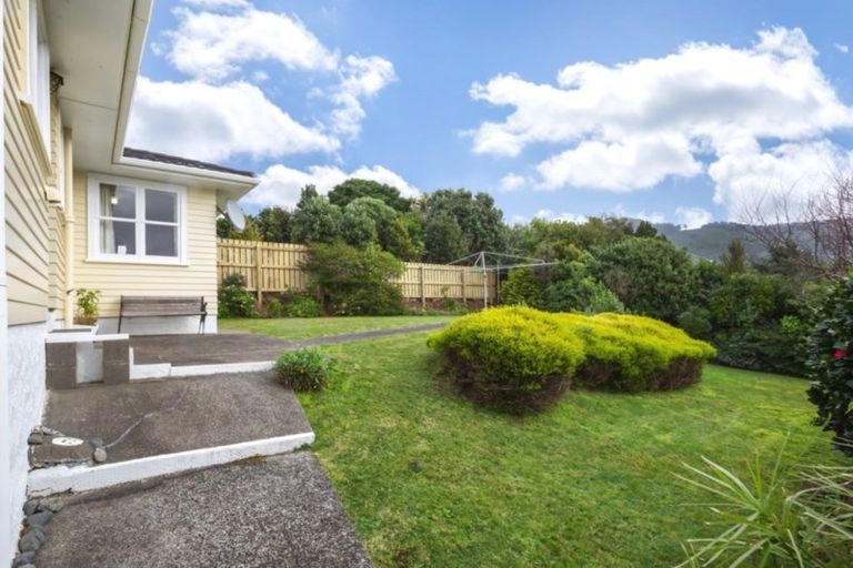 Photo of property in 39 Saint Johns Terrace, Tawa, Wellington, 5028