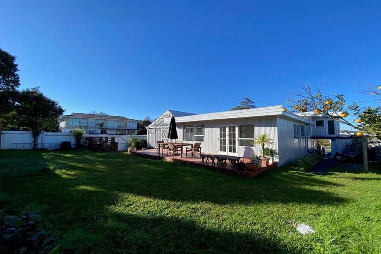 Photo of property in 92 Ravenwood Drive, Forrest Hill, Auckland, 0620