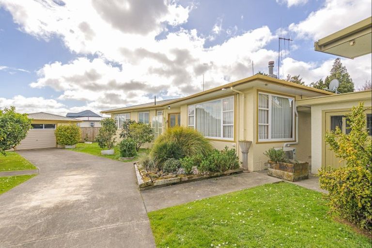 Photo of property in 8 Lowestoft Place, West End, Palmerston North, 4412