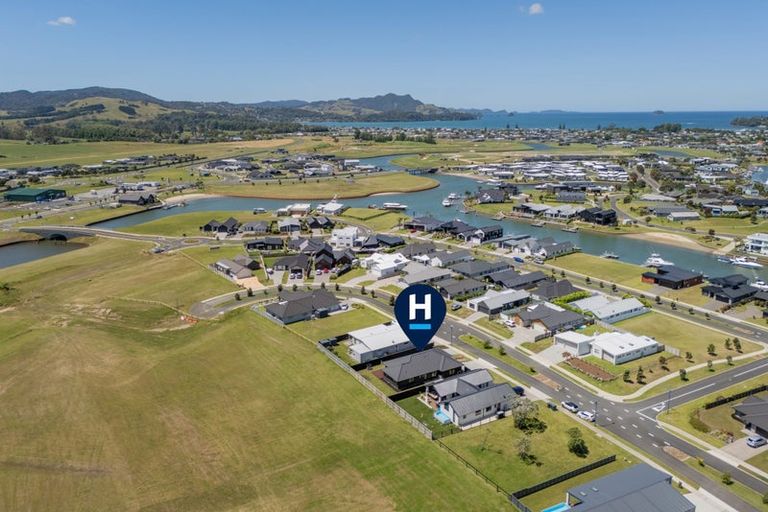 Photo of property in 10 Onerere Drive, Whitianga, 3510