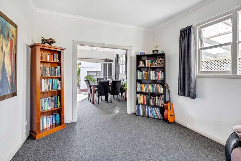 Photo of property in 5 Rangitira Avenue, Palmerston North, 4414