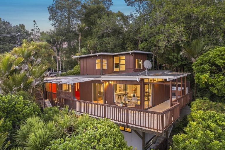 Photo of property in 6 Otitori Bay Road, Titirangi, Auckland, 0604