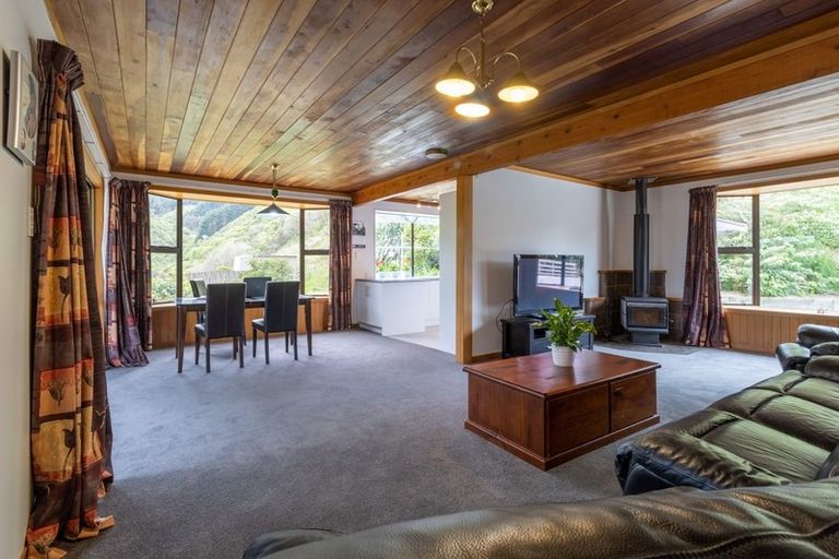 Photo of property in 1094 Paekakariki Hill Road, Paekakariki Hill, Porirua, 5381