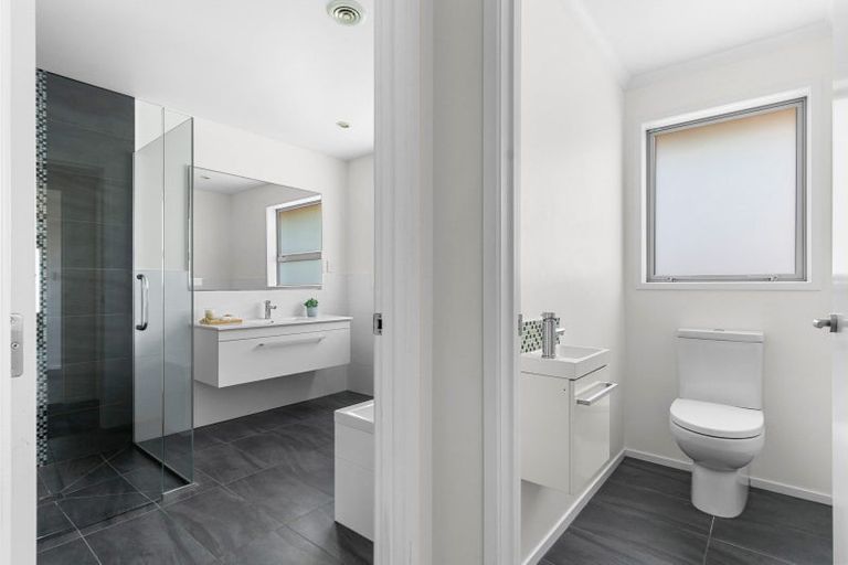 Photo of property in 33 Karoro Road, One Tree Point, 0118