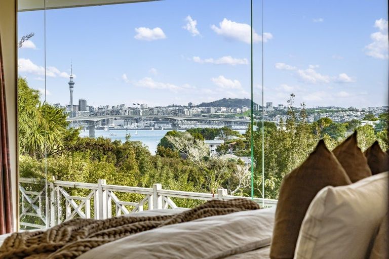 Photo of property in 30 Fairfax Avenue, Northcote, Auckland, 0627