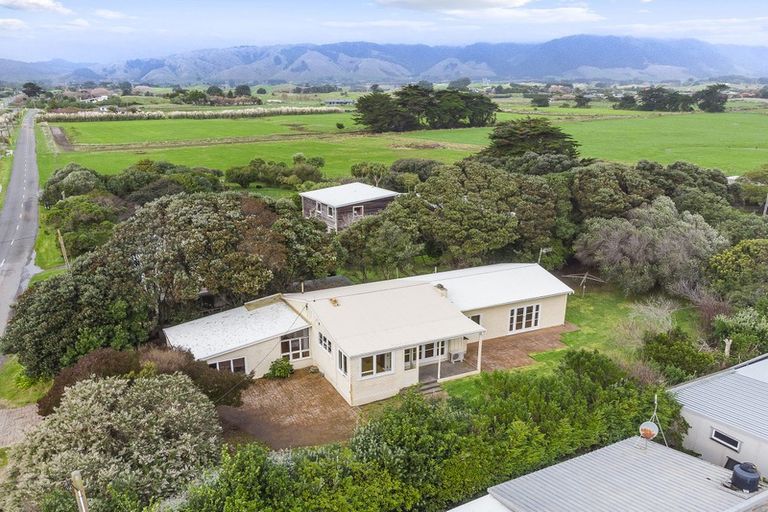 Photo of property in 325 Te Horo Beach Road, Te Horo Beach, Otaki, 5581