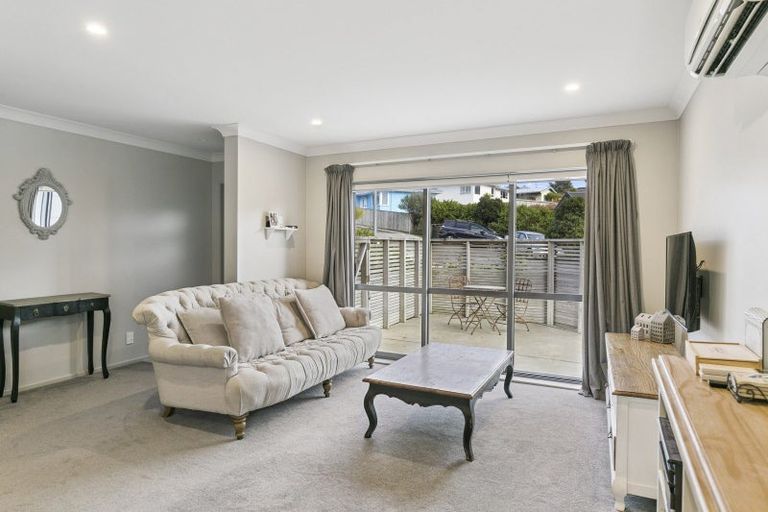 Photo of property in 2 Brindle Way, Newlands, Wellington, 6037