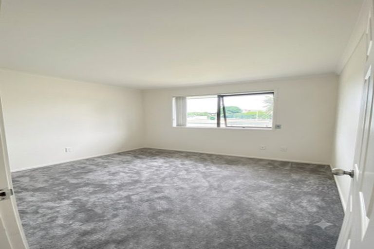 Photo of property in 12 Chadlington Avenue, Henderson, Auckland, 0612