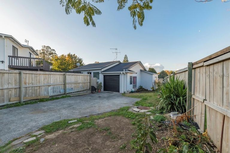 Photo of property in 2/6 Eulogy Place, Randwick Park, Auckland, 2105
