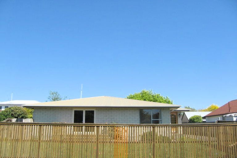 Photo of property in 4 Monteath Place, Redwood, Christchurch, 8051