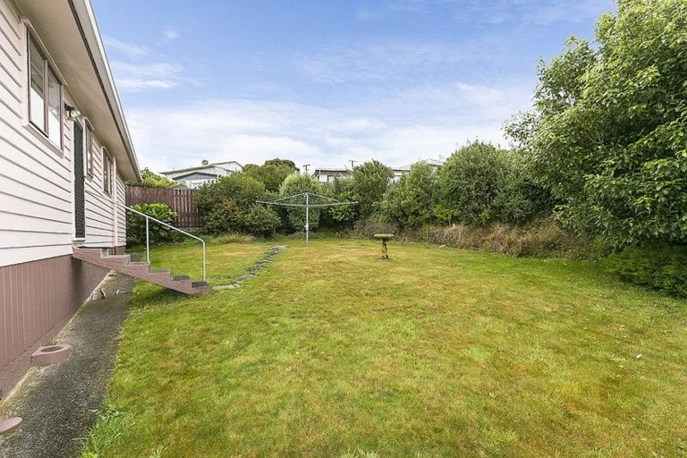 Photo of property in 4 Bloomsbury Grove, Newlands, Wellington, 6037