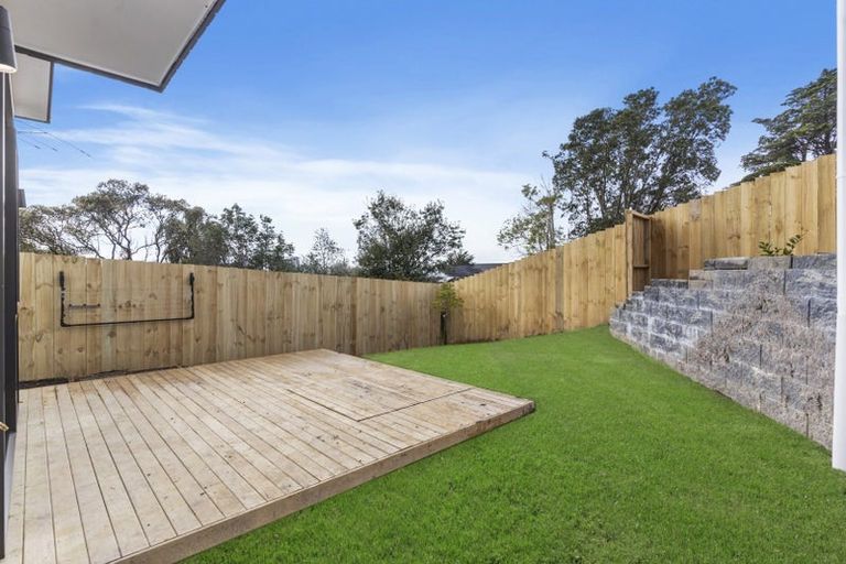 Photo of property in 8e Tahinga Street, Northcote, Auckland, 0627