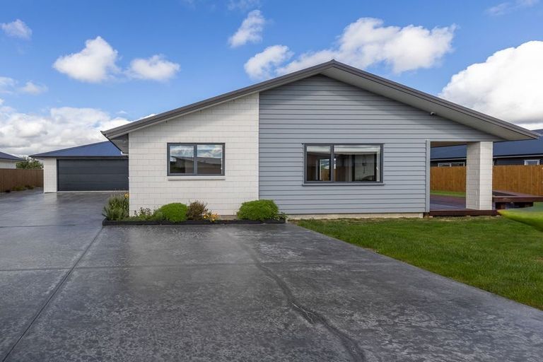 Photo of property in 12 Ash Close, Levin, 5510