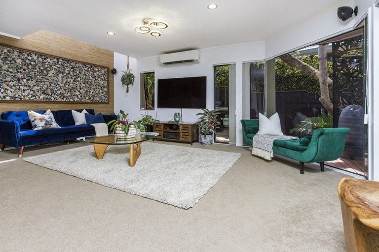 Photo of property in 2/20 Kiteroa Terrace, Rothesay Bay, Auckland, 0630