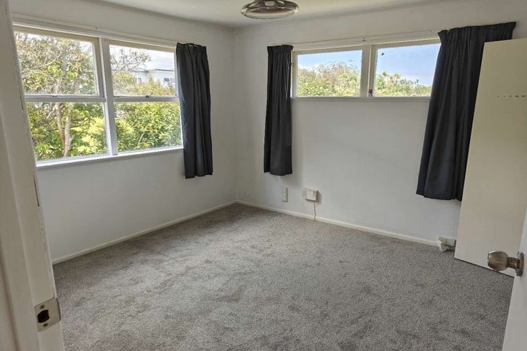 Photo of property in 33 Howard Road, Northcote, Auckland, 0627