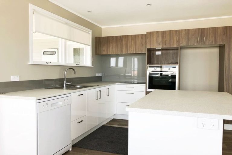 Photo of property in 72 Waimumu Road, Massey, Auckland, 0614