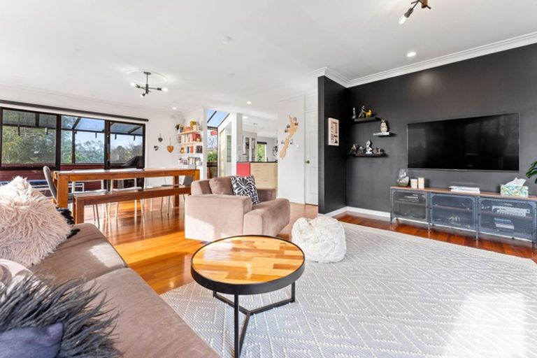Photo of property in 10 Ballini Rise, West Harbour, Auckland, 0618