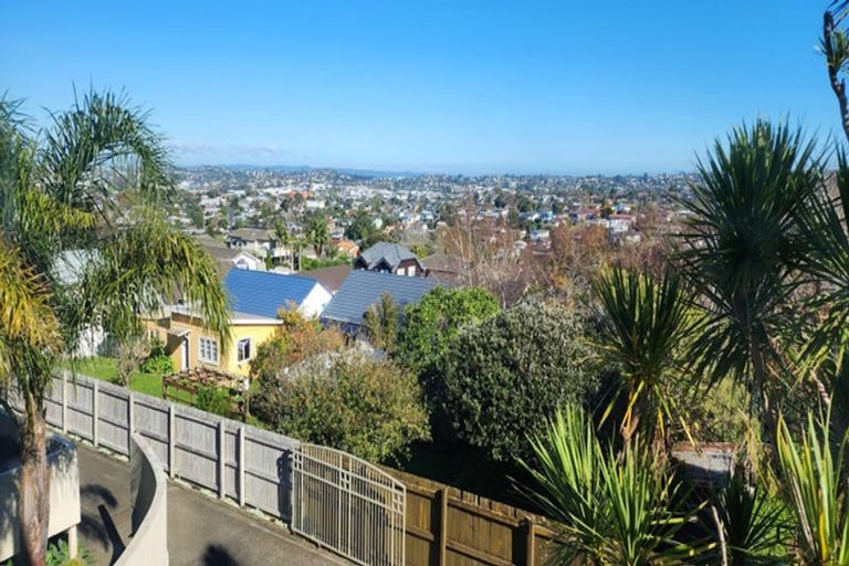 Photo of property in 2/3a Richards Avenue, Forrest Hill, Auckland, 0620
