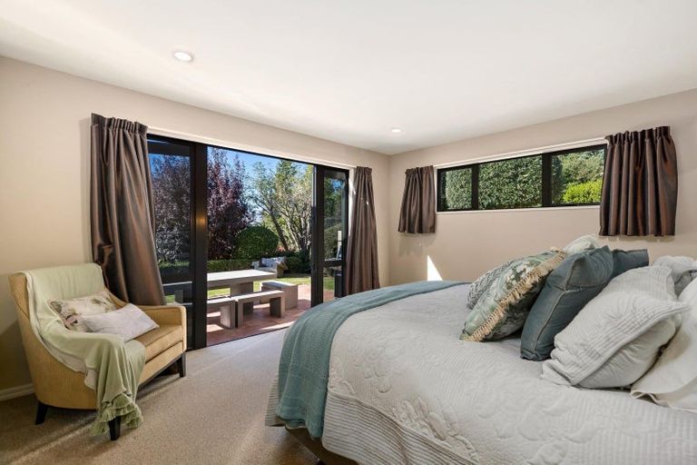 Photo of property in 17 Milward Place, Kelvin Heights, Queenstown, 9300