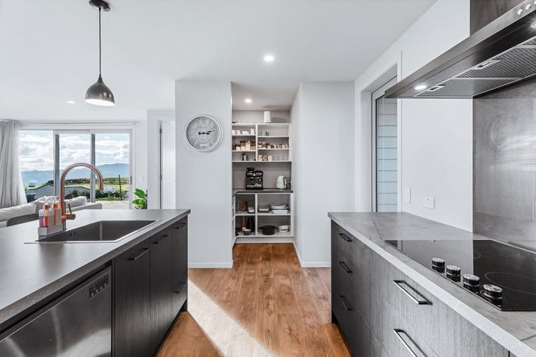 Photo of property in 5 Glendas Way, Acacia Bay, Taupo, 3385