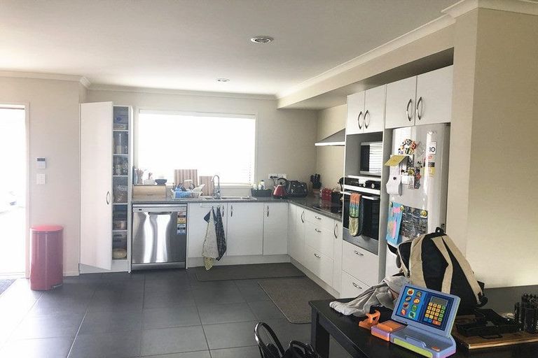 Photo of property in 28 Akeake Lane, Manurewa, Auckland, 2102