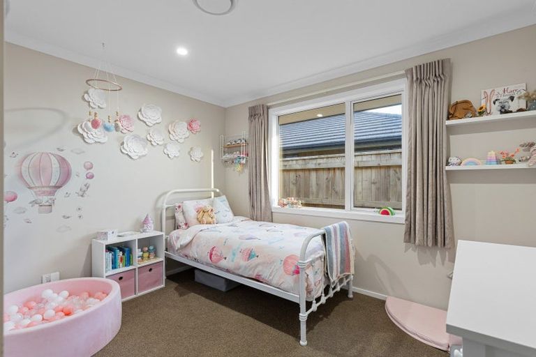 Photo of property in 4 Cyprus Place, Fitzherbert, Palmerston North, 4410