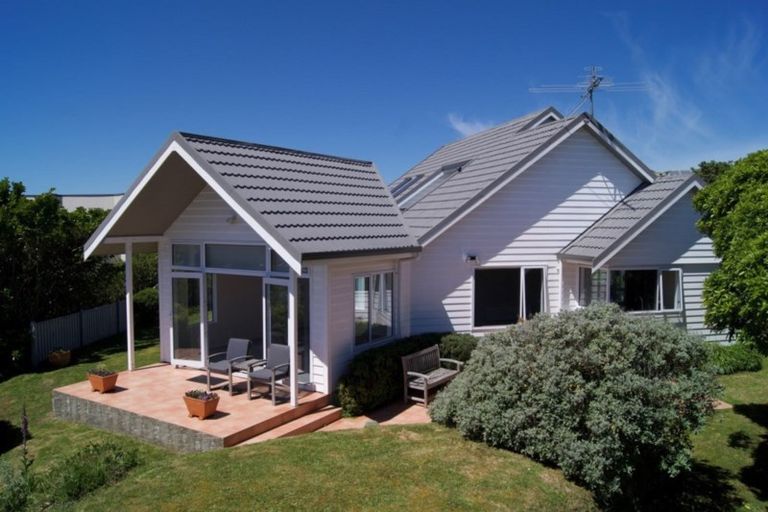 Photo of property in 32 Ashton Fitchett Drive, Brooklyn, Wellington, 6021