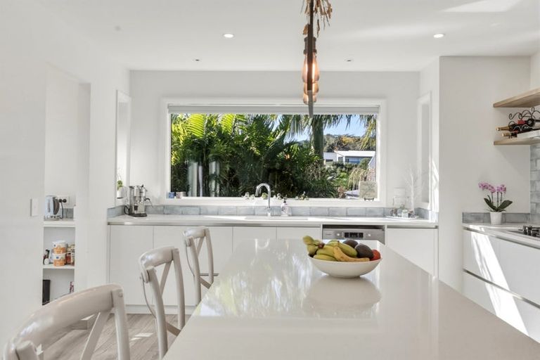 Photo of property in 15 Odlin Lane, Red Beach, 0932