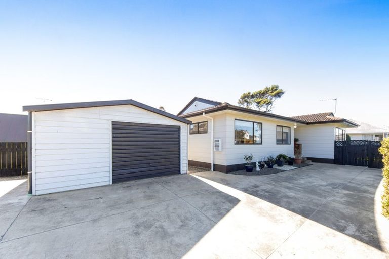 Photo of property in 121 Godley Road, Green Bay, Auckland, 0604