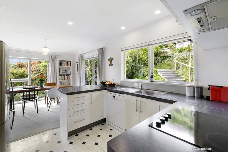 Photo of property in 30 Woodhouse Avenue, Karori, Wellington, 6012