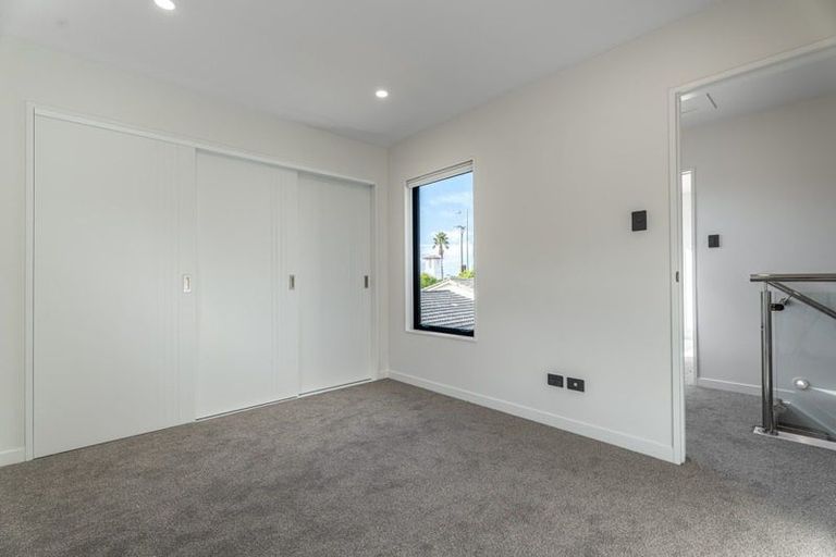 Photo of property in 98e Royal Road, Massey, Auckland, 0614