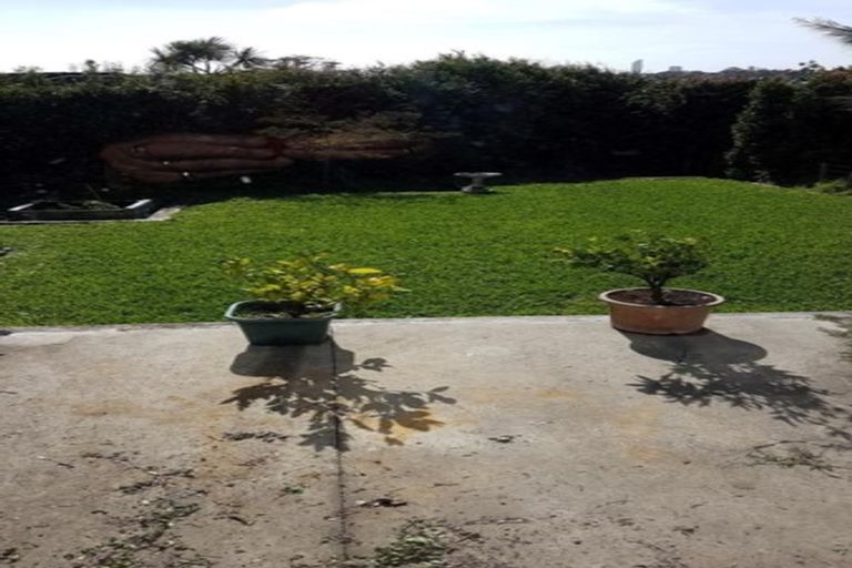 Photo of property in 2/23a Gladstone Road, Northcote, Auckland, 0627