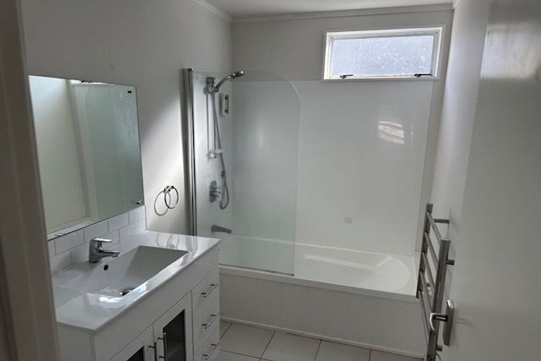 Photo of property in 1/10 Newstead Avenue, Browns Bay, Auckland, 0632