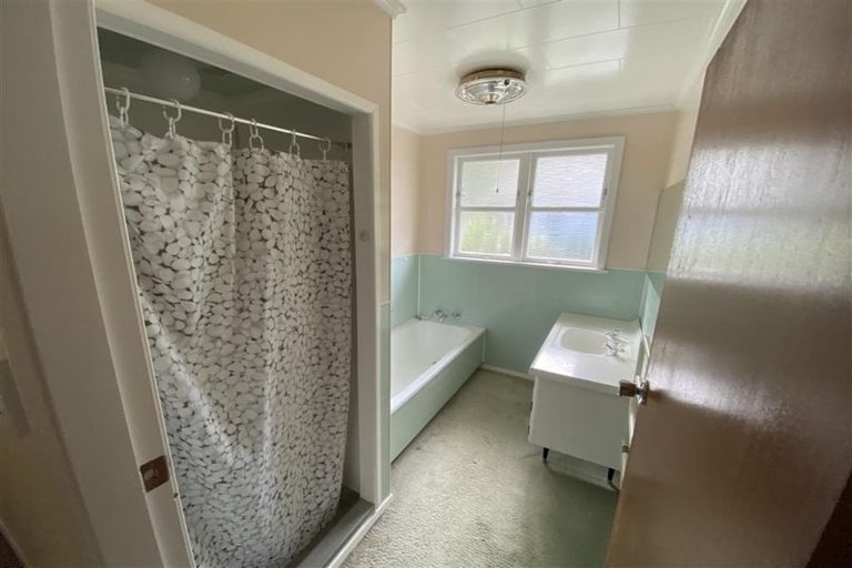 Photo of property in 16 Moeraki Road, Maoribank, Upper Hutt, 5018