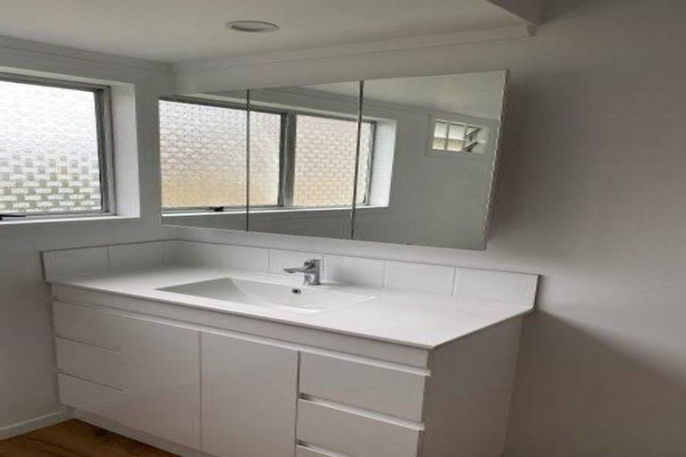 Photo of property in 135 View Road, Sunnyvale, Auckland, 0612