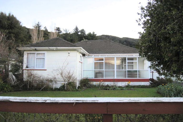 Photo of property in 143 Wainuiomata Road, Wainuiomata, Lower Hutt, 5014