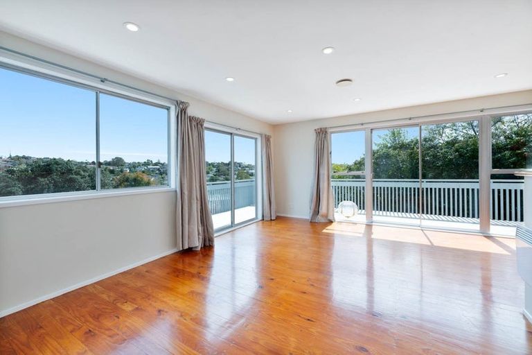 Photo of property in 28 Nor'east Drive, Northcross, Auckland, 0632