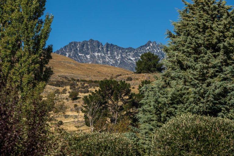 Photo of property in 17 Milward Place, Kelvin Heights, Queenstown, 9300