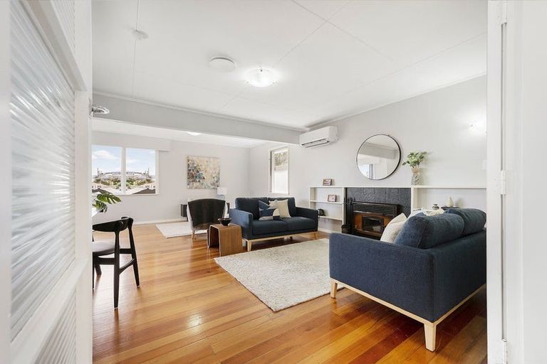 Photo of property in 61 Salford Street, Newlands, Wellington, 6037