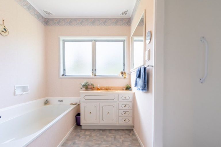 Photo of property in 163 Te Moana Road, Waikanae, 5036