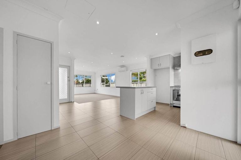 Photo of property in 54 Edgewater Drive, Pakuranga, Auckland, 2010