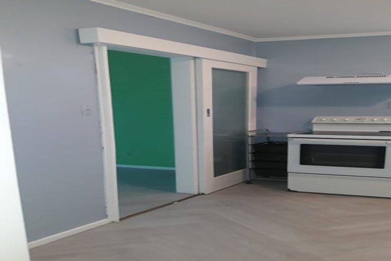 Photo of property in 5 Alder Place, Newlands, Wellington, 6037