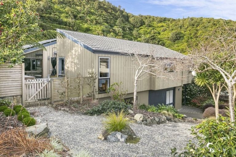 Photo of property in 72 Amapur Drive, Khandallah, Wellington, 6035