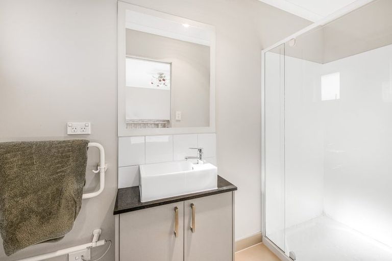 Photo of property in 2 Anna Lane, Glen Eden, Auckland, 0602