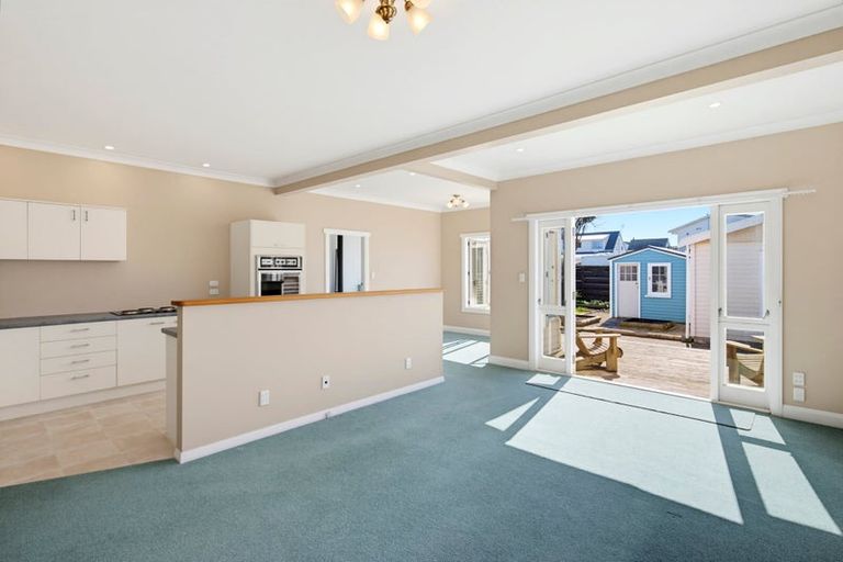 Photo of property in 6 Adrian Grove, Waikanae Beach, Waikanae, 5036