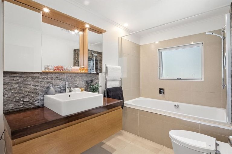 Photo of property in 2/24 Mariposa Crescent, Birkenhead, Auckland, 0626