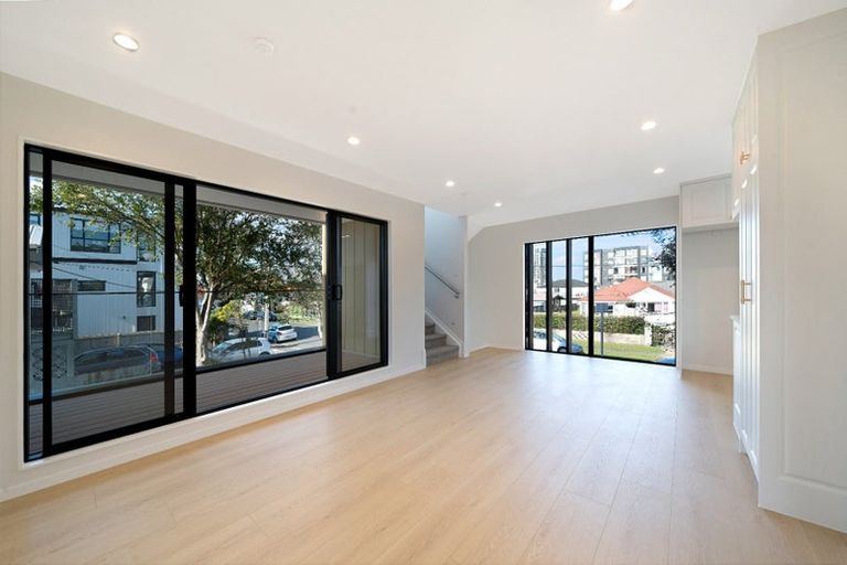 Photo of property in 9 Lomond Street, Newlands, Wellington, 6037
