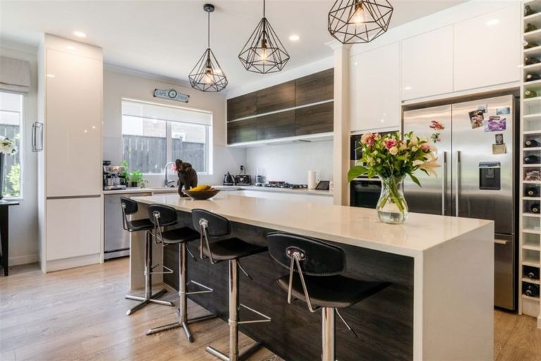 Photo of property in 15 Tawa Place, Orewa, 0931