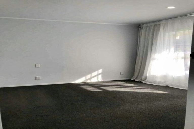 Photo of property in 1/5 Roberts Avenue, Bayswater, Auckland, 0622