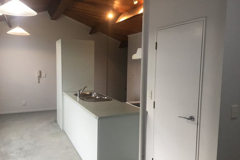 Photo of property in Metro Apartments, 16/220 Thorndon Quay, Pipitea, Wellington, 6011